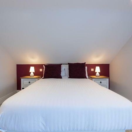 Diamond House Apartments Лъндъндери Екстериор снимка