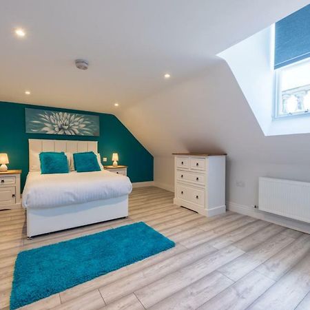 Diamond House Apartments Лъндъндери Екстериор снимка