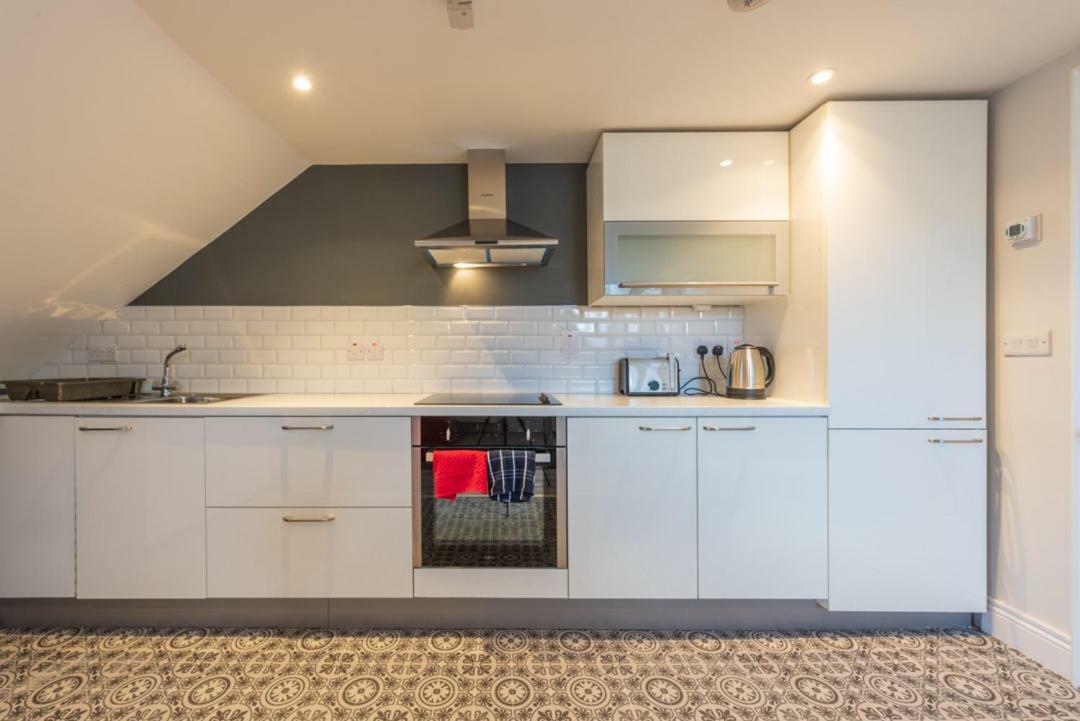 Diamond House Apartments Лъндъндери Екстериор снимка