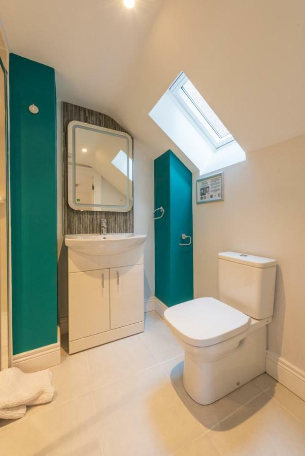 Diamond House Apartments Лъндъндери Екстериор снимка