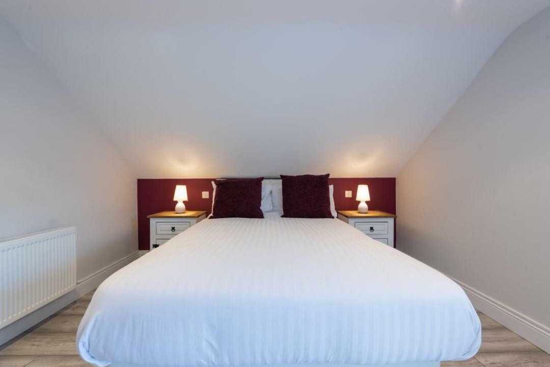 Diamond House Apartments Лъндъндери Екстериор снимка