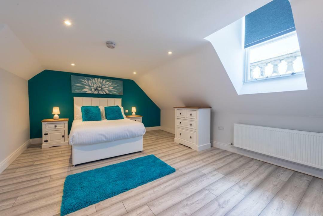 Diamond House Apartments Лъндъндери Екстериор снимка