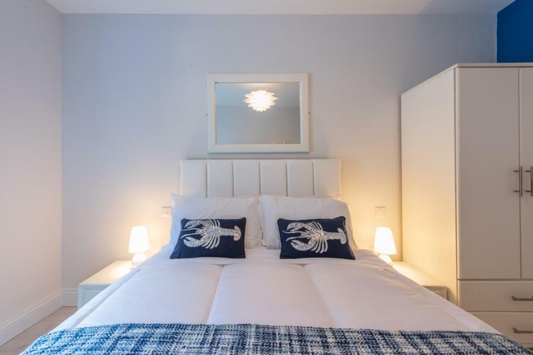 Diamond House Apartments Лъндъндери Екстериор снимка