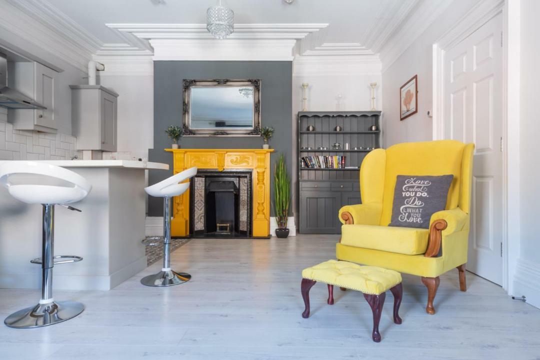 Diamond House Apartments Лъндъндери Екстериор снимка