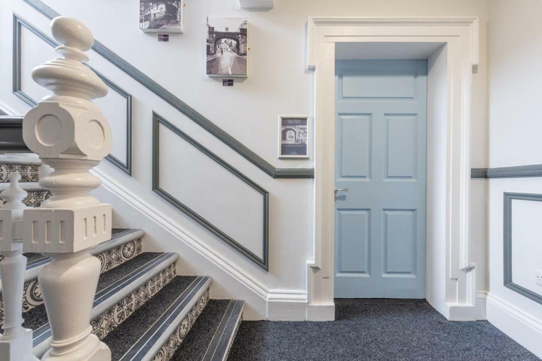 Diamond House Apartments Лъндъндери Екстериор снимка