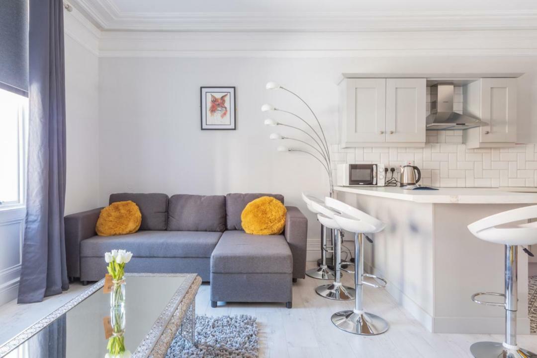 Diamond House Apartments Лъндъндери Екстериор снимка