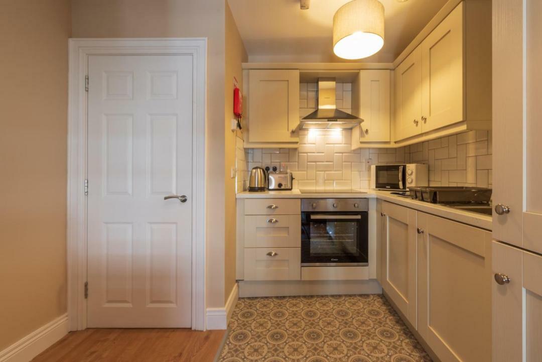 Diamond House Apartments Лъндъндери Екстериор снимка