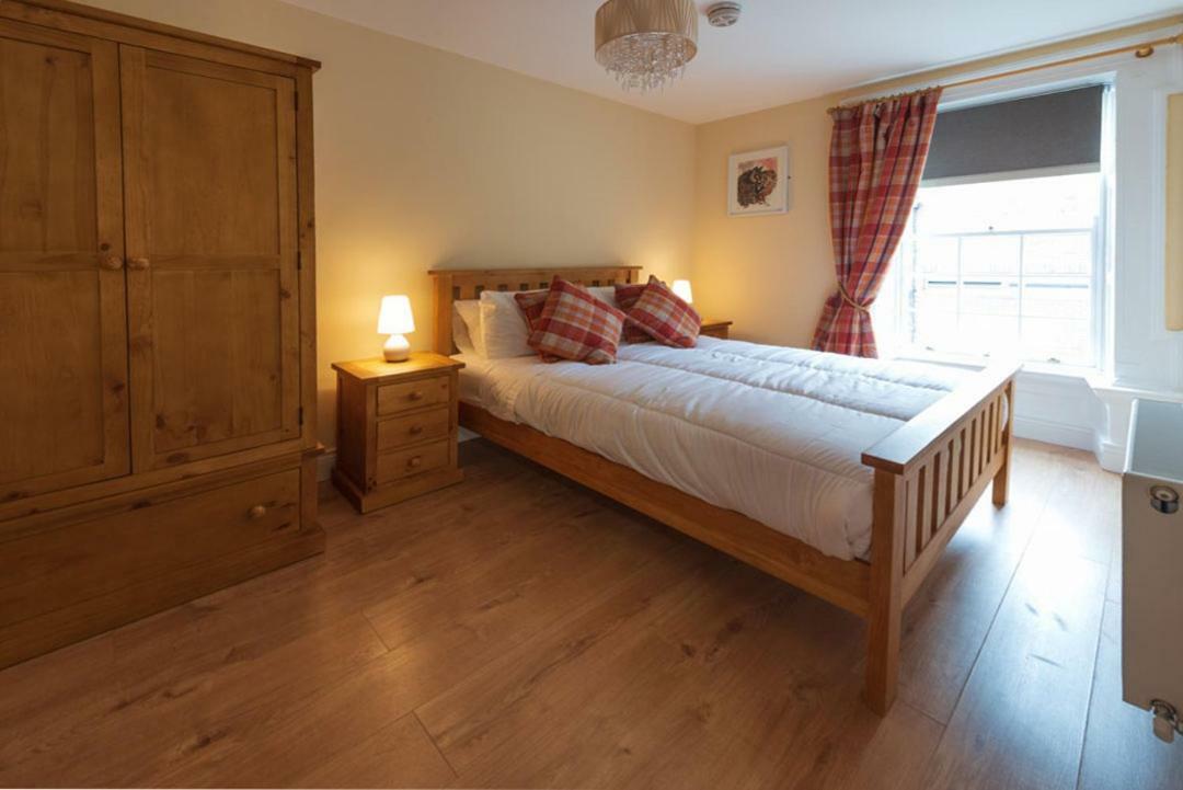 Diamond House Apartments Лъндъндери Екстериор снимка