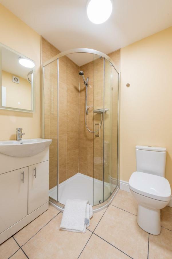 Diamond House Apartments Лъндъндери Екстериор снимка