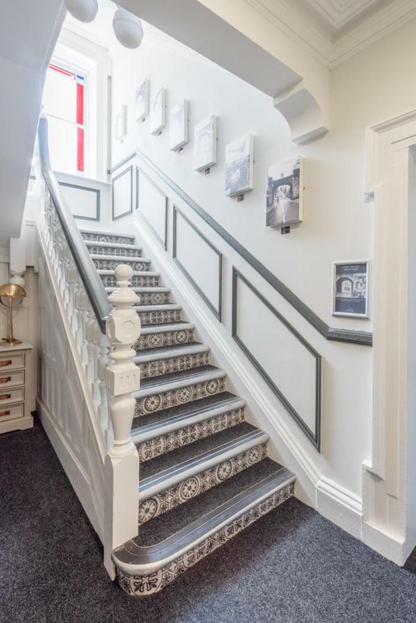 Diamond House Apartments Лъндъндери Екстериор снимка