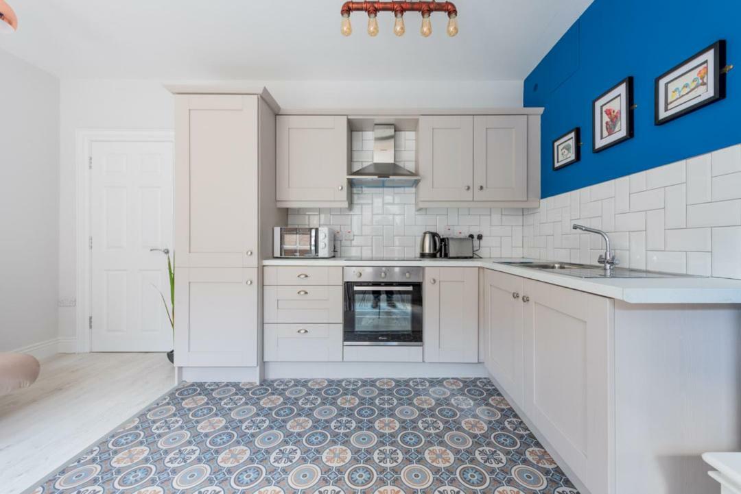 Diamond House Apartments Лъндъндери Екстериор снимка