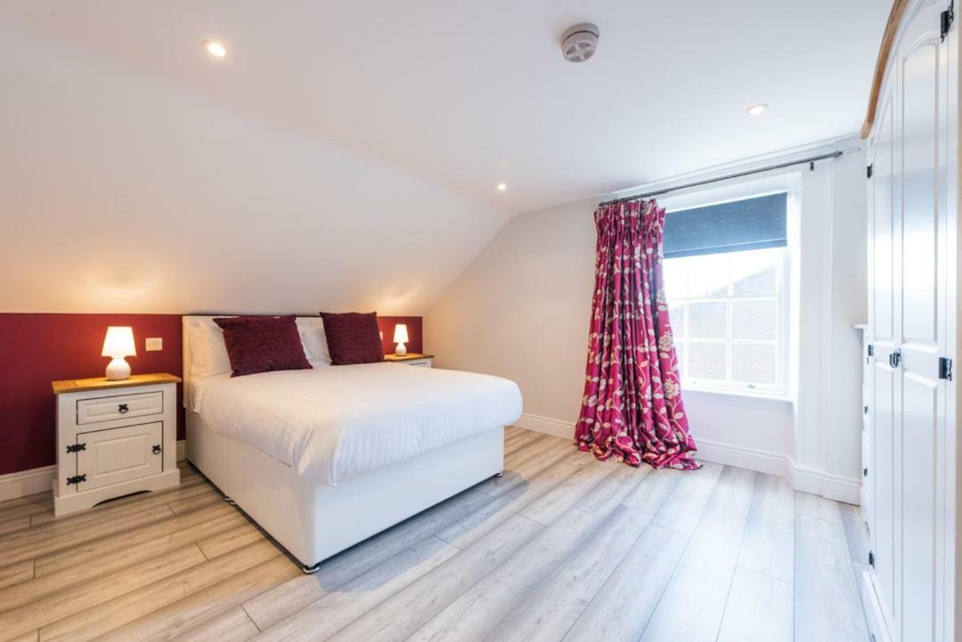 Diamond House Apartments Лъндъндери Екстериор снимка