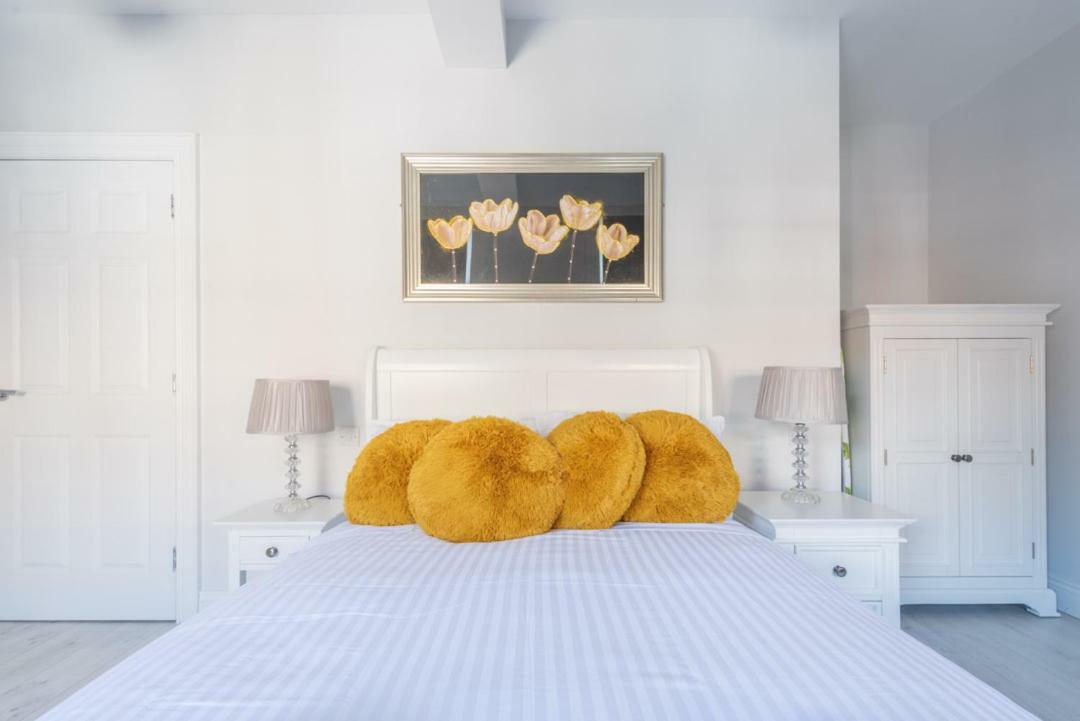 Diamond House Apartments Лъндъндери Екстериор снимка
