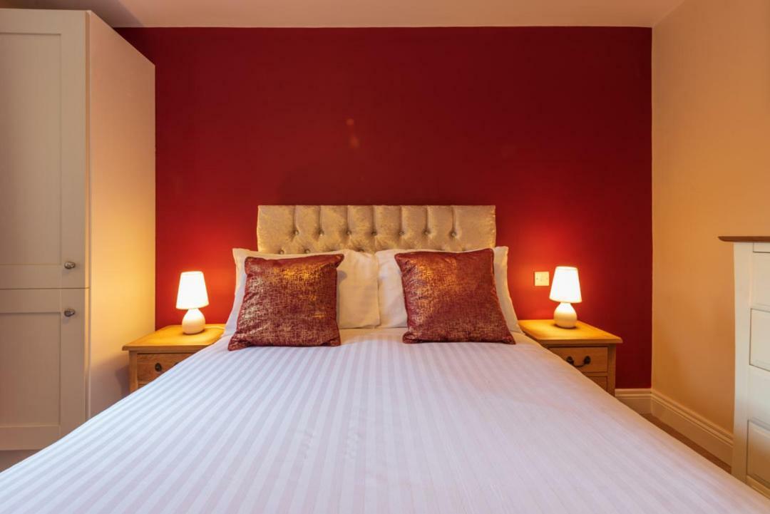 Diamond House Apartments Лъндъндери Екстериор снимка