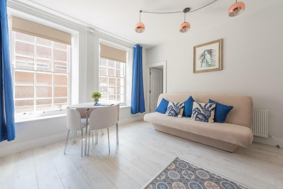 Diamond House Apartments Лъндъндери Екстериор снимка