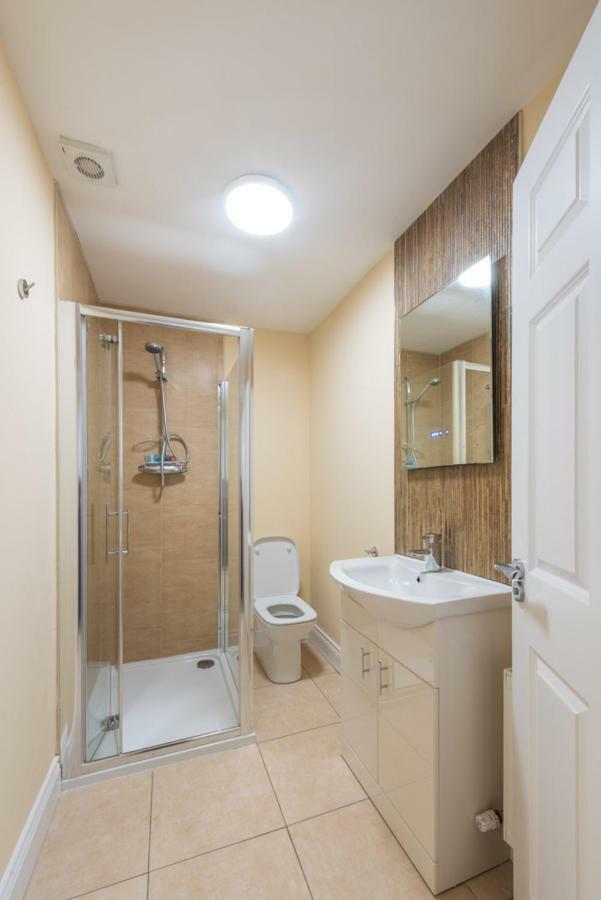 Diamond House Apartments Лъндъндери Екстериор снимка