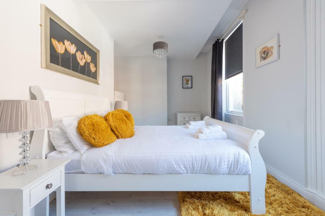 Diamond House Apartments Лъндъндери Екстериор снимка